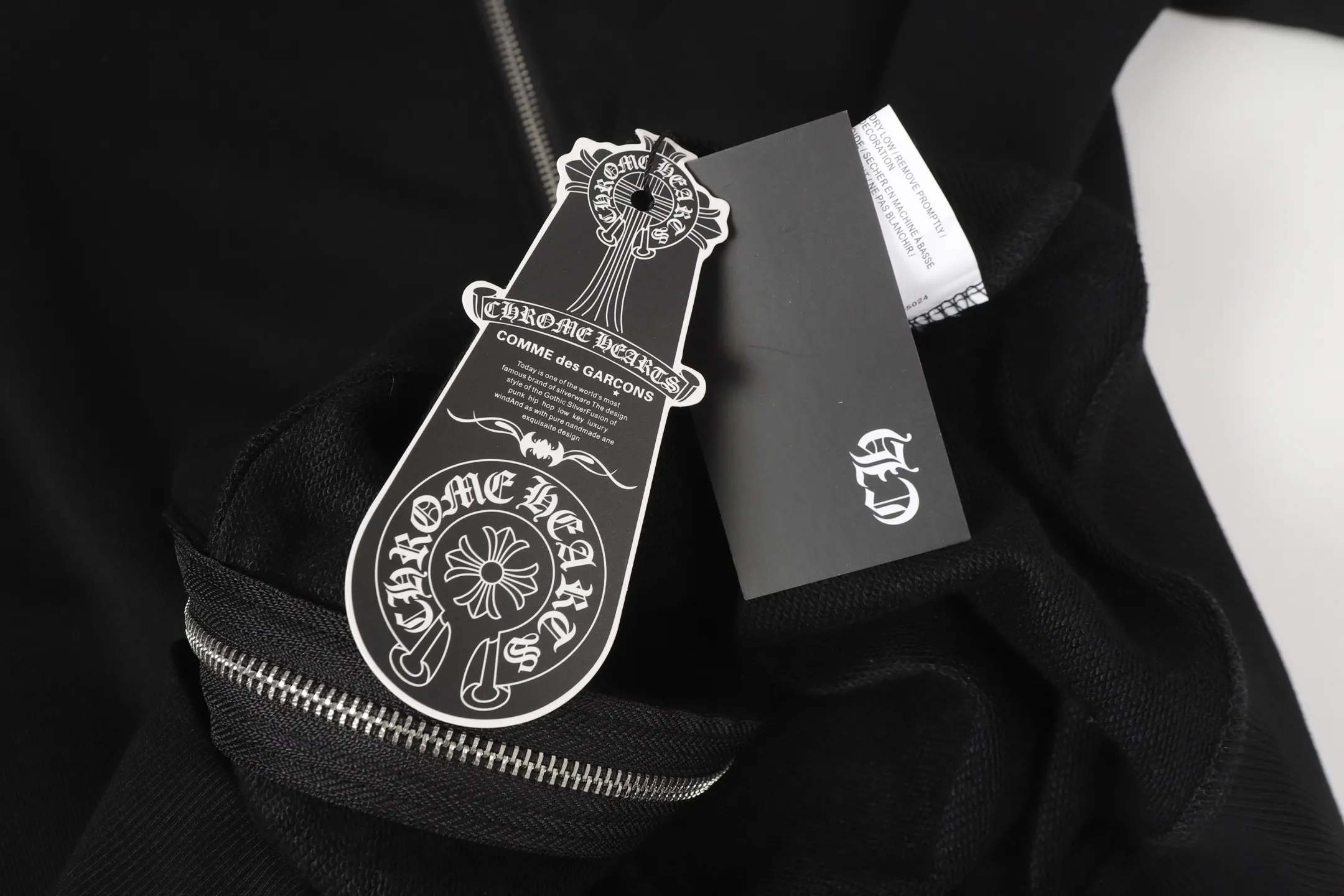 P240 Cross-border running quantity model, please do not place an order if you pursue quality - Chrome Hearts/Chrome Hearts 23ss scroll horseshoe print zipper sweatshirt cardigan jacket - High weight, high density and high quality. The wool is soft, delicate and skin-friendly. It feels soft and silky. It has excellent warmth and skin-friendly properties. - Custom-woven and dyed, no color difference. No matter the fabric or workmanship details, it beats the ordinary version on the market. - Hardware zipper accessories are all customized, full of details - Color: black - Size: S M L XL